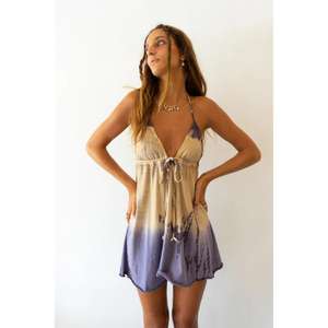 Vestido Mini Boho Tie-Dye para Mujer, Color Beige y Morado, Cuello Halter, Vestido de Playa para Verano - Product Image 1