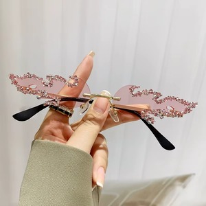 Gafas de Sol de Moda para Fiestas con Monturas Metálicas que Crean una Fusión Audaz de Durabilidad y Glamour, Producción Increíble - Product Image 6