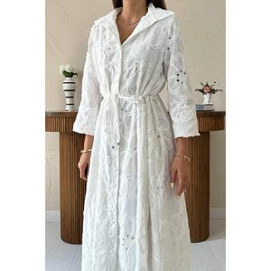 Robe blanche brodée avec ceinture à nouer - Blanc - Product Image 4