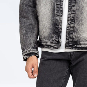 Veste en jean d'hiver sur mesure en gros pour hommes, position du logo sur le devant réglable, streetwear en coton, couleur et logo personnalisés - Product Image 4