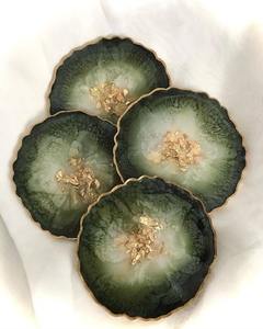 Magnifique caboteur classique en résine conçu pour créer une beauté intemporelle pour les anniversaires de tables de mariage et les célébrations saisonnières - Product Image 1