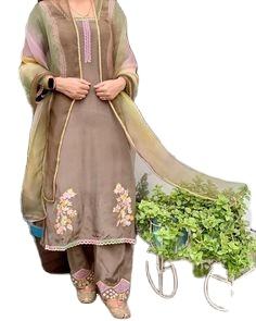 Nueva Colección de Diseñador Étnico Punjabi 2025, Lehenga Choli para Bodas con Bordado de Encaje Elegante y Dupatta de Diseño Indio - Product Image 4