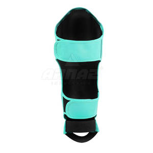 Protector de espinilla con acolchado resistente y diseño de movimiento flexible, con cierre seguro y rendimiento confiable. - Product Image 3