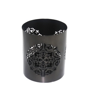 Porte-bougie en fer décoratif moderne en argent antique pour le salon et la décoration de table faits à la main - Product Image 4