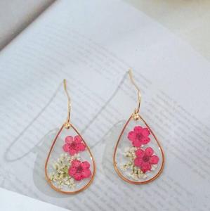 Boucles d'oreilles élégantes en résine écologique pour filles Design personnalisé Boucles d'oreilles pendantes en résine légère pour un usage quotidien en gros - Product Image 2
