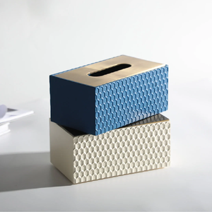 Boîtes métalliques modernes à texture nid d'abeille dans les couleurs bleu et ivoire. Disponible aux prix de gros à la fin. - Product Image 1