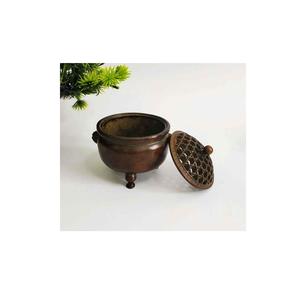 Elegante quemador de incienso de latón de estilo antiguo para prácticas espirituales pacíficas, incluyendo meditación de yoga y relajación en casa - Product Image 1