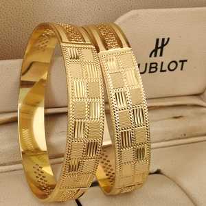 Elegantes brazaletes tradicionales chapados en oro para mujer, joyería ligera de uso diario con detalles intrincados y ajuste cómodo - Product Image 6