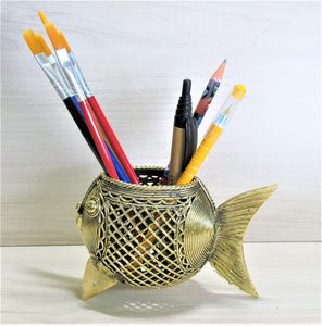 Le corps en forme de poisson, en métal avec une finition rustique et antique, ajoute une touche élégante et organique de style maritime à votre espace de travail. - Product Image 2