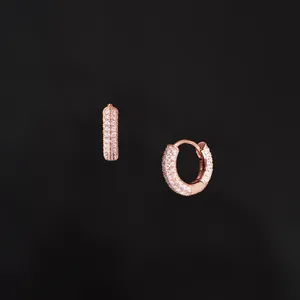 Aros de Plata de Ley con Diamantes Cultivados en Laboratorio Estilo Huggie - Regalo Ecológico para Fiestas - Product Image 1