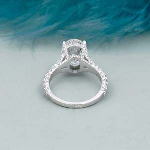 Anillo de Compromiso de Corte Ovalado con Banda de Diamantes Pavé en Oro Blanco - Anillos de Diamantes de Lujo - Product Image 4
