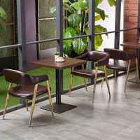 Chaises de restaurant, bar et café modernes avec assise en cuir et structure en métal noir pour table à manger