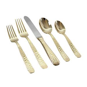 Ensemble de couverts en acier inoxydable doré écologiques faits à la main avec des poignées design modernes et élégantes, compatibles lave-vaisselle pour restaurants - Product Image 1