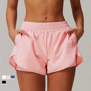 Pantalones cortos de entrenamiento de gimnasio de cintura elástica cómodos con logotipo personalizado con pantalones cortos de correr de alto rendimiento de secado rápido para mujer - Product Image 1