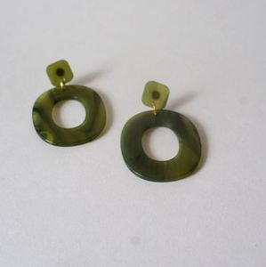 Modernos Aros de Resina Duraderos con Detalles en Oro, Modelados a Mano - Product Image 1