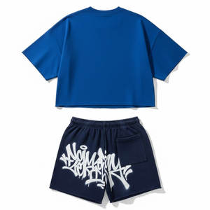 Ensemble deux pièces inspiré du streetwear pour hommes, t-shirt graphique et short, design audacieux pour les jeunes hommes, mode décontractée, rouge et noir audacieux - Product Image 2