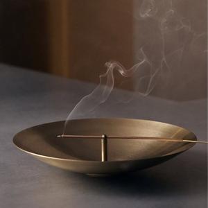 Porta Incienso Redondo Minimalista de Metal con Diseño de Anillos Concéntricos y Soporte Central para Varillas, para un Uso Ritual Diario Equilibrado y Tranquilo - Product Image 4