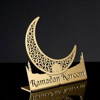 Décoration de table luxueuse en or avec arche islamique et croissant de lune, avec accent de calligraphie arabe pour la décoration du Ramadan