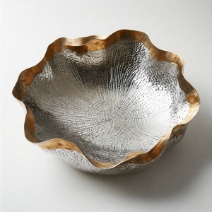 Bol à vaisselle royal VelvetGleam The Imperial Opulence Regal Bol de service artisanal en plaqué or avec embellissements de crête royale - Product Image 4