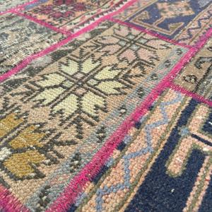 Alfombra Turca de 3.9x7.2 pies, Alfombra Vintage, Alfombra Abstracta Azul y Roja - Product Image 5