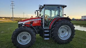 Tracteur agricole d'occasion Massey Ferguson 55 CV 4x4 à transmission par engrenages - Product Image 5