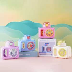 Botella de agua Tykle de 480 ml con diseño inspirado en una cámara de juguete, con tapa Snap Sip and Smile! - Product Image 2