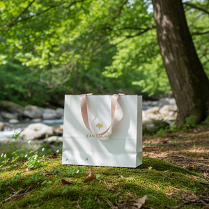 ถุงกระดาษคราฟท์สีขาวดำขนาดเล็ก แฟชั่น หรูหรา ราคาถูก พิมพ์โลโก้ใหม่ตามสั่ง ปี 2026 เหมาะสำหรับโปรโมชั่น ช้อปปิ้ง ขายปลีก ของขวัญ จากเวียดนาม - Product Image 5