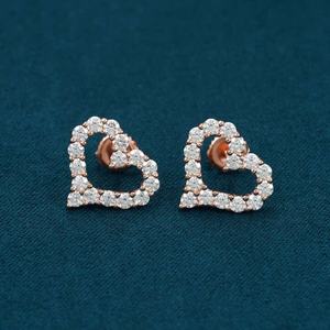 Pendientes de Oro Blanco con Moissanita Redonda Brillante en Forma de Corazón y Engaste de Puntas para Mujer - Product Image 1