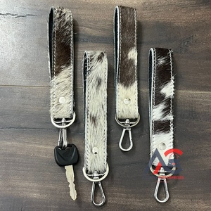 Nouveauté Porte-clés en cuir de vache véritable fait à la main avec clip métallique Durable Porte-clés en cuir de vache à poils Porte-clés personnalisé pour unisexe - Product Image 1