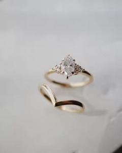 Anillo de oro amarillo de 14K con corte de marquesa, cultivado en laboratorio de anillo de diamante con banda de 1CT vástago dividido, conjunto de anillo de boda de piedra de acento de corte redondo, conjunto nupcial - Product Image 2