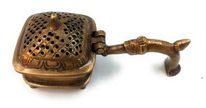 Brûleur d'encens élégant de style vintage en métal doré à long manche, parfait pour la décoration de la maison, la méditation et l'usage spirituel, en provenance d'Inde - Product Image 2