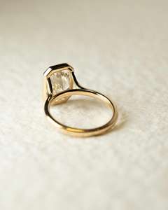 Anillo moderno de moissanita de hielo triturado de 2,25 quilates con corte radiante en bisel de firma con banda dividida de 1,8 MM, hermoso anillo para propuesta - Product Image 3