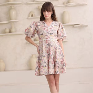 Robe ajustée et évasée à col en V imprimée au-dessus du genou pour femmes - Product Image 1