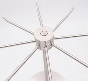 Présentoir à bijoux de créateur au look moderne et élégant, parfait pour exposer des colliers, des bracelets et des boucles d'oreilles à la maison - Product Image 3