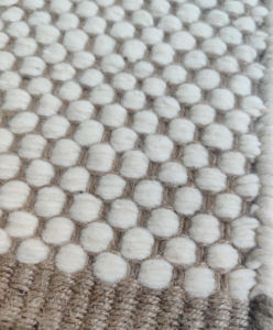 Tapis antidérapant moderne en laine et jute Tan tissé à la main avec une technique tressée de couleur unie à pois pour un usage domestique - Product Image 3