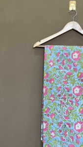 Tissu en coton bleu pastel à motifs floraux : Impression à la main, matière légère pour l'été, vendu au mètre - Product Image 2