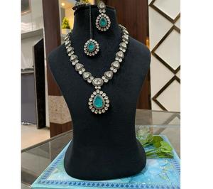 Ensemble de collier de qualité supérieure en or plaqué avec pierres Kundan, avec boucles d'oreilles et tikka, pour les mariages et les fêtes, collection pour femmes - Product Image 1