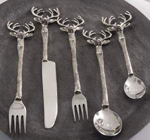 Ensemble de couverts décoratifs en métal à tige florale conçus pour les réunions culturelles et les dîners de vacances élégants - Product Image 1