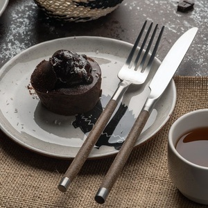 Couverts en acier inoxydable de haute qualité avec un manche en bois pour un style de salle à manger contemporain et un usage domestique quotidien - Product Image 2