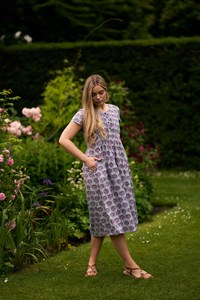 Vestido Bohemio de Algodón Lotus Lake, Estampado Floral en Bloque a Mano, Color Lila Grisáceo, Informal, Ocasional, Moda Ética - Product Image 3