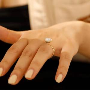 Anillo de Compromiso de Plata de Ley 925 Chapado en Oro de 14k con Moissanita Corte Esmeralda para Mujer, Anillo Solitario para Boda y Ocasiones Especiales - Product Image 3