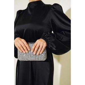 Robe en satin à manches élastiques avec ceinture noire - Product Image 1