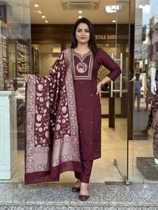 Hermoso bordado y trabajo artesanal por todas partes del vestido con forro completo que exuda detalles artesanales en la dupatta de jacquard. - Product Image 3
