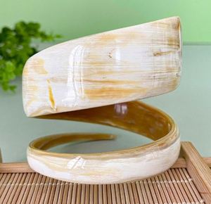 Brazalete de cuerno hecho a mano Accesorio de joyería de cuerno natural único Perfecto para un uso elegante y elegante - Product Image 3