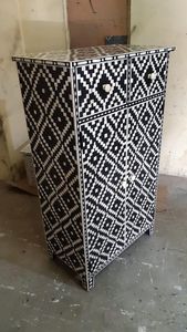 DISEÑOS con incrustaciones de huesos, tradición artesanal única, mesita de noche personalizada y floral, armario con incrustaciones de huesos, sala de estar DE LA India - Product Image 3