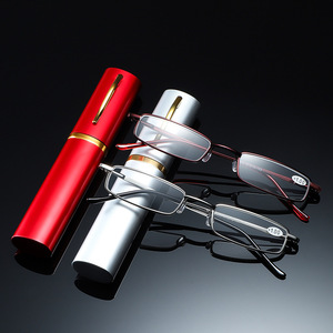 Mini <span class=keywords><strong>lunettes</strong></span> <span class=keywords><strong>de</strong></span> lecture pliantes bon marché hommes 2.0 stylo lumière bleue <span class=keywords><strong>lunettes</strong></span> <span class=keywords><strong>de</strong></span> lecture femmes <span class=keywords><strong>lunettes</strong></span> optiques presbytes pour personnes âgées - Product Image 1