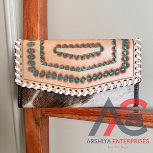 Nouvelle arrivée pochette en cuir véritable fourrure de vachette usinée à la main sculpture cuir nouvelle Collection pochette pour femmes pochette élégante multi-usages - Product Image 1