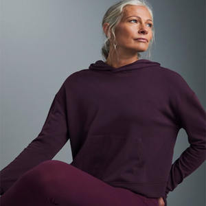 Sweat à capuche d'entraînement de gymnastique avec logo personnalisé prune de meilleure qualité et à forte demande pour femmes Anti-rides et respirant Sweats à capuche vierges pour femmes - Product Image 1