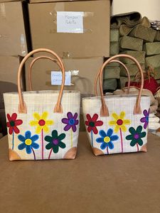 Sac fourre-tout en raphia fait main avec broderie à pois colorée, fermeture à cordon, longues poignées en cuir, style moderne, origine Madagascar - Product Image 1