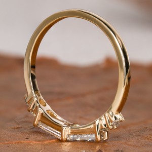 Bague de mariage empilable demi-éternité vintage en or jaune de haute qualité 0,70 carats avec diamants baguette coniques cultivés en laboratoire pour promesse et fête - Product Image 4